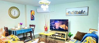Lovely Two bedrooms 1 bathroom, it is close to the Airport, lake and park east.