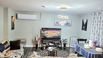 Smart TV, chimenea y libros