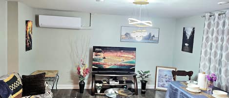 TV connectée, cheminée, livres