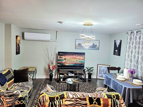 Lovely Two bedrooms 1 bathroom, it is close to the Airport, lake and park east. 