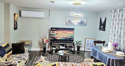Lovely Two bedrooms 1 bathroom, it is close to the Airport, lake and park east.