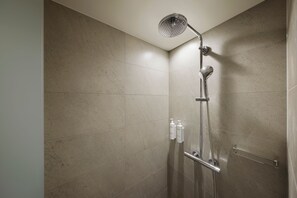 Chuveiro, chuveiro com efeito de chuva, produtos de toalete grátis 