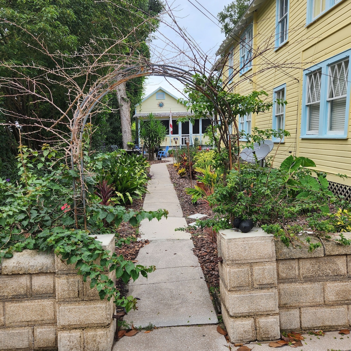 Photo 29 of Lofty Treetop Apt. 2bd/1.5ba pet friendly. Close to everything.