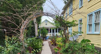 Lofty Treetop Apt. 2bd/1.5ba pet friendly. Close to everything.