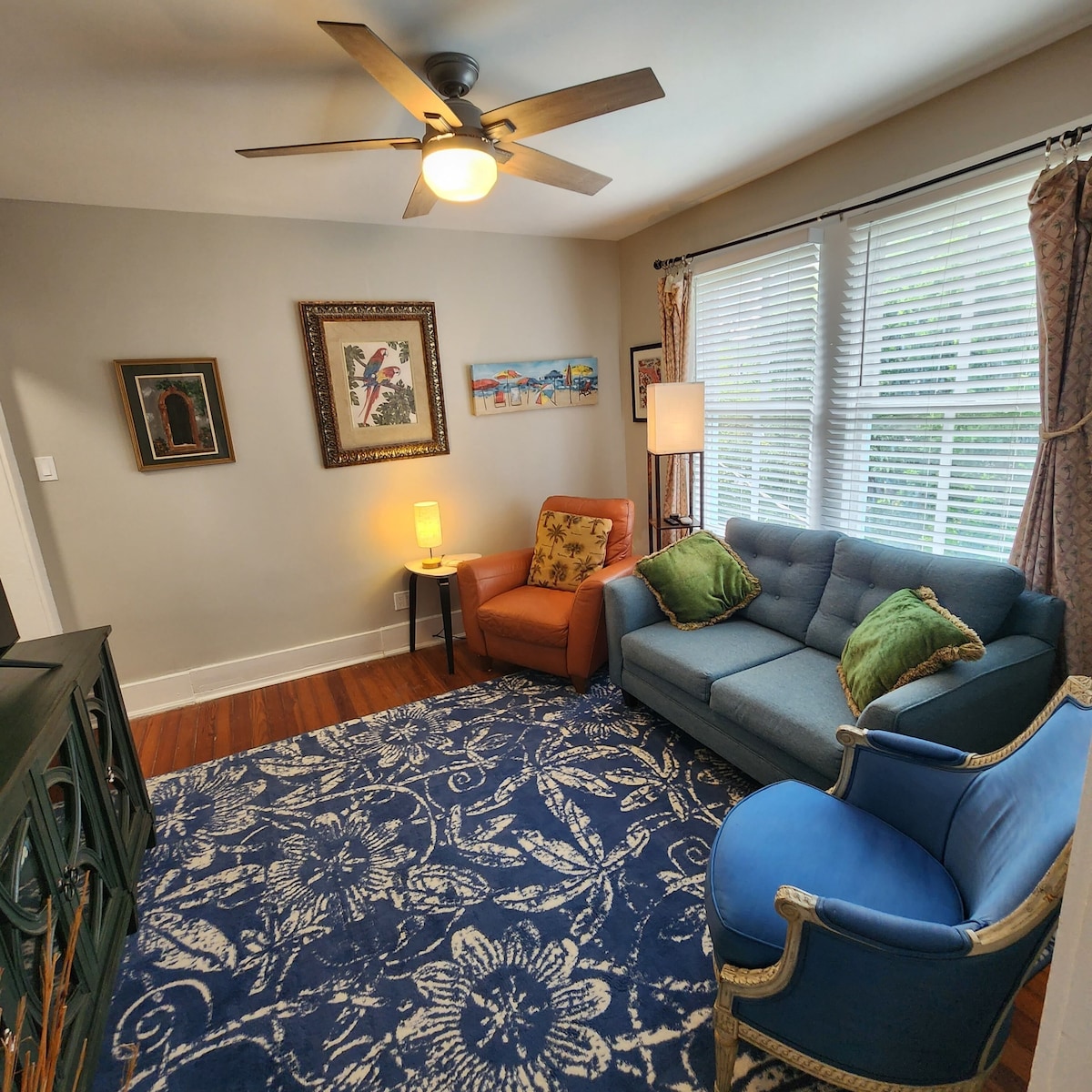 Lofty Treetop Apt. 2bd/1.5ba pet friendly. Close to everything.