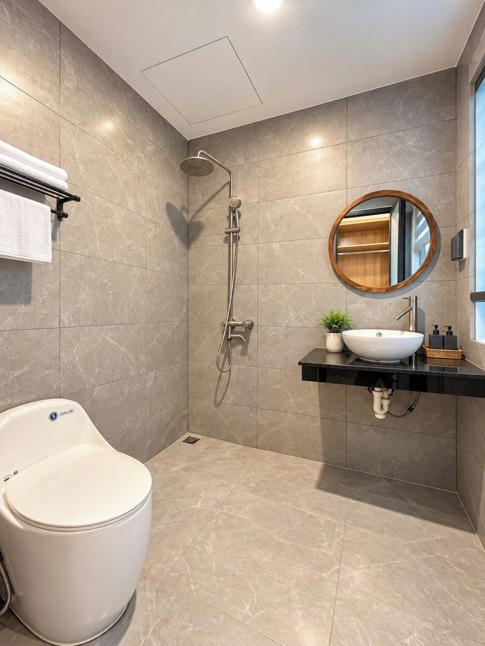 Un baño moderno con inodoro, ducha y lavabo con espejo.