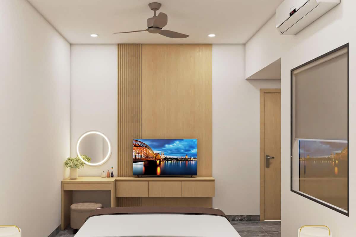 Une chambre moderne avec un lit, un téléviseur fixé sur un panneau en bois, un ventilateur de plafond et un appareil de climatisation.
