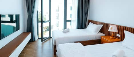 Quarto casal ou duplo luxo, 1 quarto, para não fumantes, vista para o jardim | Roupas de cama premium, edredons de pluma, camas com colchões pillow-top
