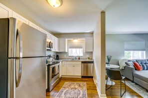 Fridge, microwave, stovetop, dishwasher - Wyandotte Vacation Rental Apartment Near Hospital! (Wyandotte)
