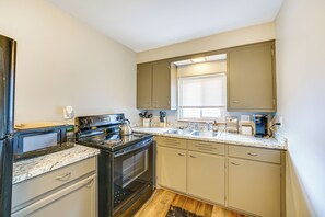 Kühlschrank, Mikrowelle, Herdplatte, Wasserkocher mit Kaffee-/Teezubehör