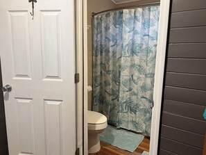 Assecador de cabells, tovalloles, sabó i paper higiènic