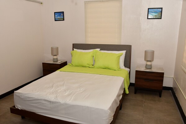 1 bedroom, free WiFi, bed sheets - Extra large apartment for family and friends 5 min from the air port (Charlotte Amalie West)