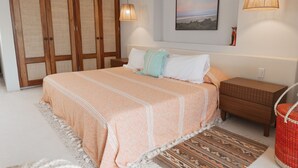 Une chambre à coucher avec un lit, une table de chevet et une grande armoire.