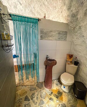 Family Room | Bathroom - La Juanita Hostel Mesa de los Santos  (Los Santos)