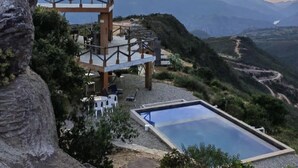 A high-altitude hotel with a pool, outdoor seating, and a scenic mountain view. - La Juanita Hostel Mesa de los Santos  (Los Santos)