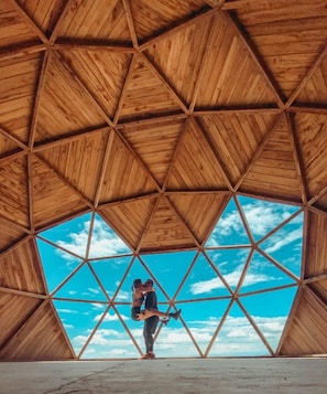 A geometric wooden structure with a clear sky view. - La Juanita Hostel Mesa de los Santos  (Los Santos)