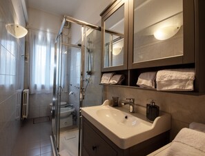 Dusche, Haartrockner, Bidet, Handtücher