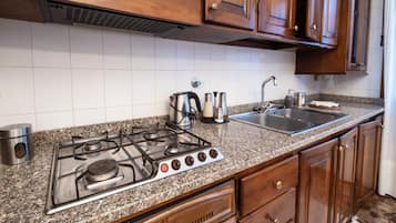 Frigorifero, microonde, piano cottura, macchina per tè/caffè