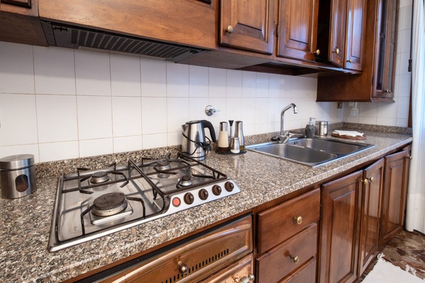 Kühlschrank, Mikrowelle, Herdplatte, Wasserkocher mit Kaffee-/Teezubehör