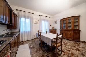 Kühlschrank, Mikrowelle, Herdplatte, Wasserkocher mit Kaffee-/Teezubehör