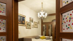 A bedroom with a bed, a desk, and a chair. - Ca dei Ferro - MURANO Island, beautiful Venetian apartment with private terrace  (Venezia)