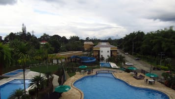 Alberca al aire libre y alberca climatizada