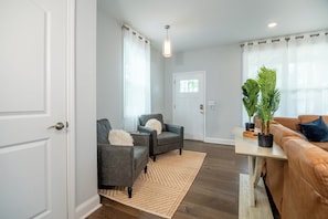 Living area - Urban Serenity: Mid-Term Haven in Downtown Durham (Durham)