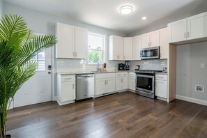 Private kitchen - Urban Serenity: Mid-Term Haven in Downtown Durham (Durham)