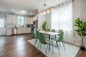 Dining - Urban Serenity: Mid-Term Haven in Downtown Durham (Durham)