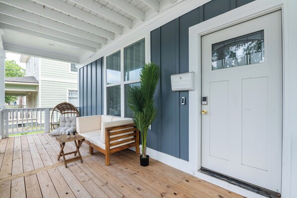Terrace/patio - Urban Serenity: Mid-Term Haven in Downtown Durham (Durham)