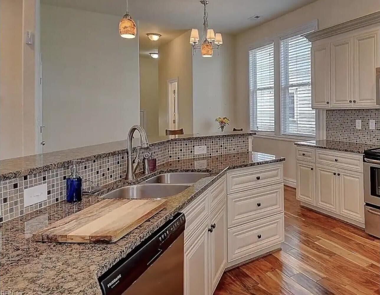 Charming home by the bay! 3 bedrooms, a block from the beach!