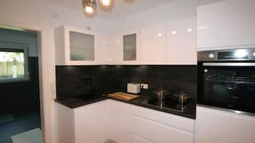 KĂŒhlschrank, Mikrowelle, Hochstuhl, Kochgeschirr/Geschirr/Besteck