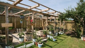 Ein Garten mit Holzbeschlägen und Pflanzkübeln.