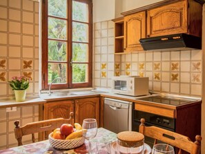 冷蔵庫、電子レンジ、食器洗い機、調理器具と食器