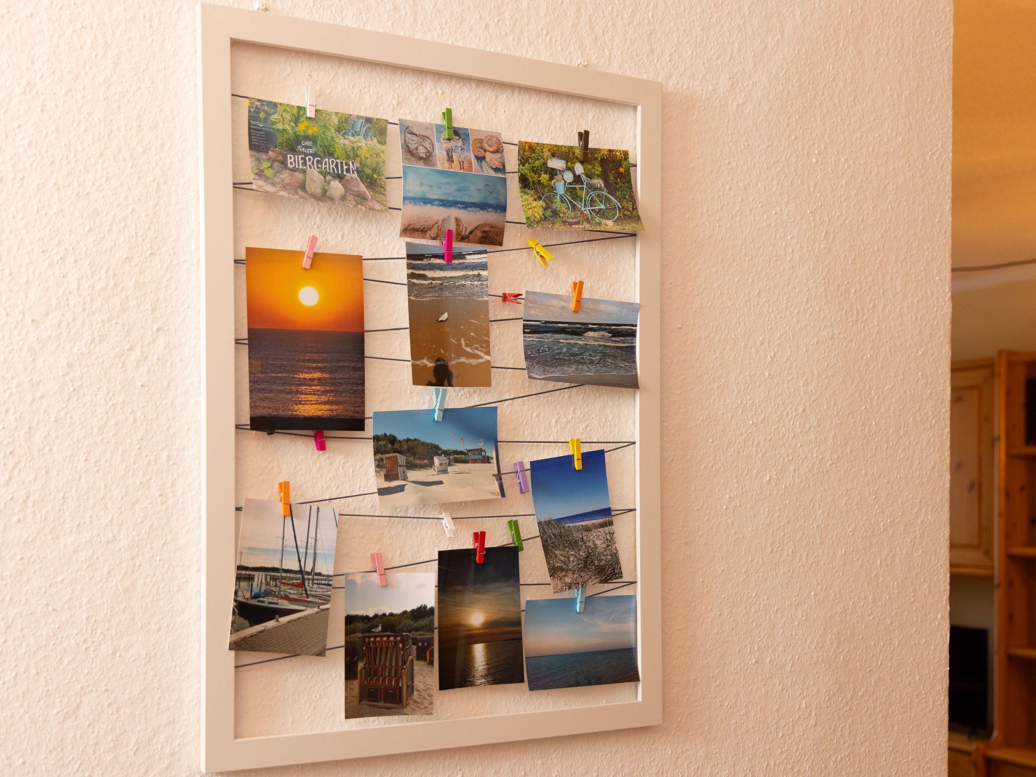 Eine Wandcollage mit verschiedenen Fotos von Strand- und Naturmotiven.
