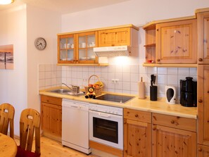 Kühlschrank, Ofen, Geschirrspüler, Kochgeschirr/Geschirr/Besteck