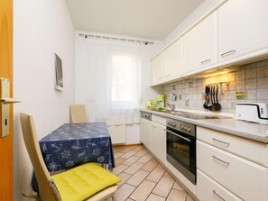 Kühlschrank, Mikrowelle, Ofen, Geschirrspüler