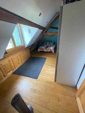 6 bedrooms, travel cot, free WiFi, bed sheets