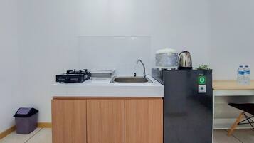 Deluxe Apartment | Private kitchen | Full-sized fridge, stovetop, rice cooker, cookware/dishes/utensils