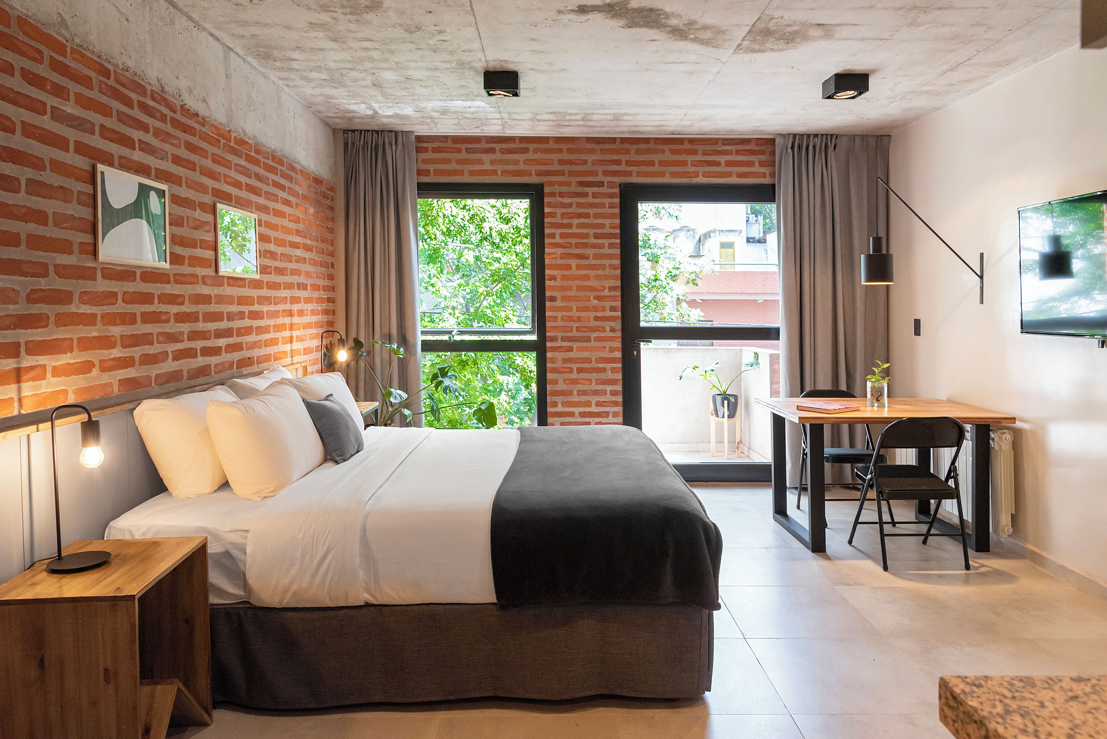 1 soverom, safe på rommet, skrivebord for bærbar PC og blendingsgardiner