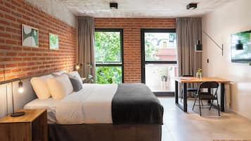 1 soverom, safe på rommet, skrivebord for bærbar PC og blendingsgardiner