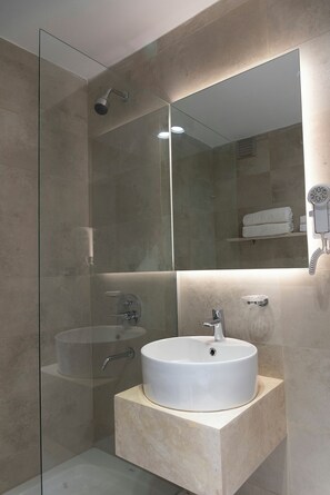 Ducha, secador de pelo, bidet, toallas