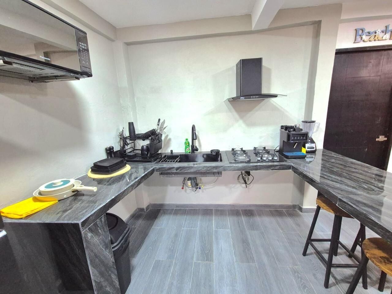 舒適開放式套房, 1 間臥室 | 私人廚房 | 公共區域設有雪櫃、微波爐、紙手巾