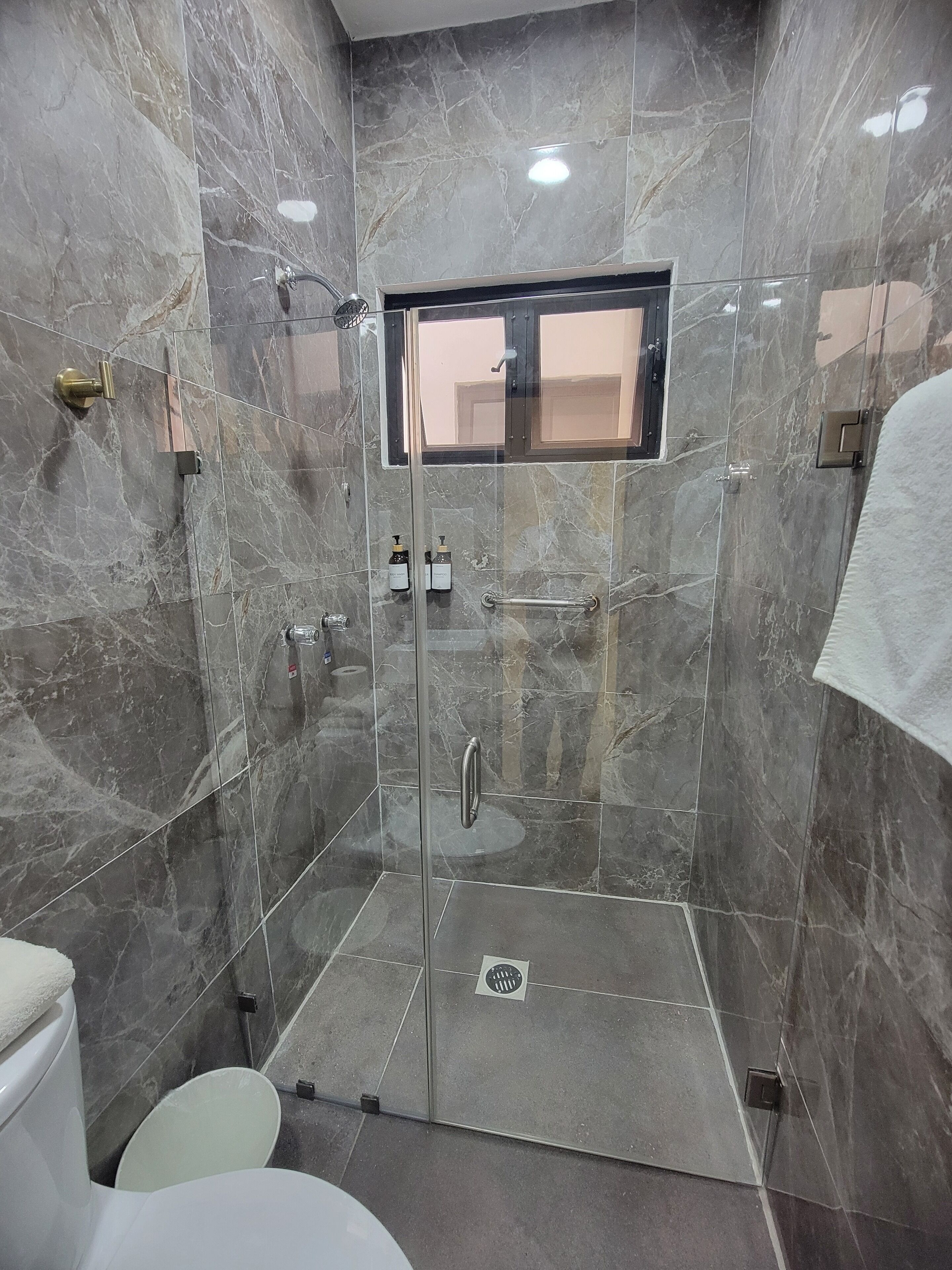 Loft Confort | Baño | Ducha, cabezal de ducha tipo lluvia, toallas y jabón