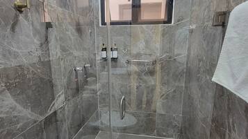 Loft Confort | Baño | Ducha, cabezal de ducha tipo lluvia, toallas y jabón