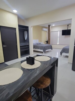 Loft Confort | Cocina privada | Refrigerador, microondas, máquina de hielo y toallas de papel 