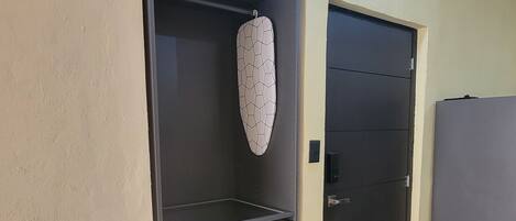 Una habitación con armario, puerta y refrigerador.