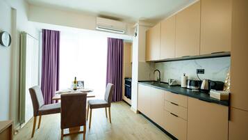 Deluxe Apartment | Living area | Flat-screen TV