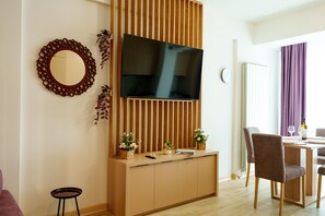 Deluxe Apartment | Living area | Flat-screen TV - ROYALE SUNDANCE 305 iNFINITY (Navodari)