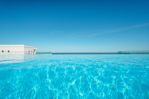 Seasonal outdoor pool, pool umbrellas, sun loungers - ROYALE SUNDANCE 305 iNFINITY (Navodari)
